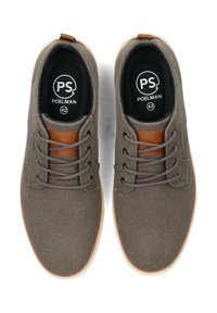Graue Leinensneaker mit einem akzentuierten braunen Lederdetail, runder Zehenpartie und Schnürdesign. Das Innere ist mit schwarzem Futter und Logo ausgestattet.