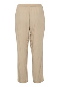 Pantalons beiges, légers, en tissu extensible, avec une taille élastique, de longueur raccourcie et une coupe droite. Pas de motifs ni d'ornements visibles.