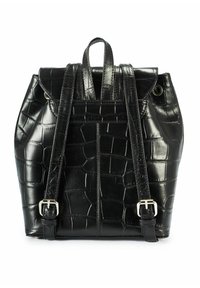 Czarny plecak z ekoskóry imitującej krokodyla, z zaokrąglonym wierzchem, regulowanymi ramiączkami i srebrnymi akcentami. Teksturowana powierzchnia z widocznym wzorem.