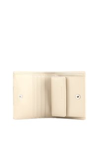 Portafoglio in pelle beige chiaro con svariati scomparti per carte, una tasca piatta e una chiusura a scatto. Texture liscia con dettagli di cucitura.