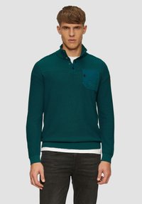 Türkisfarbener Strickpullover mit Kragen und Knopfverschluss, der eine Kontrasttasche aufweist. Die Textur wirkt weich, mit gerippten Bündchen und Saum.