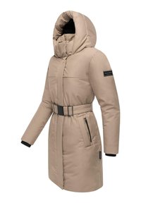 Beige polstret jakke med høj krave, bælte i taljen og to sidelommer med lynlås. Har en glat overflade og kontrasterende sorte manchetter.