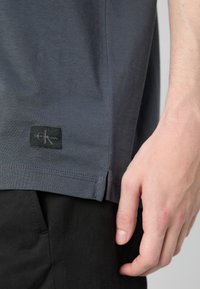 Calvin Klein Jeans LABEL RELAXED TEE - Osnovna majica kratkih rukava - ebony