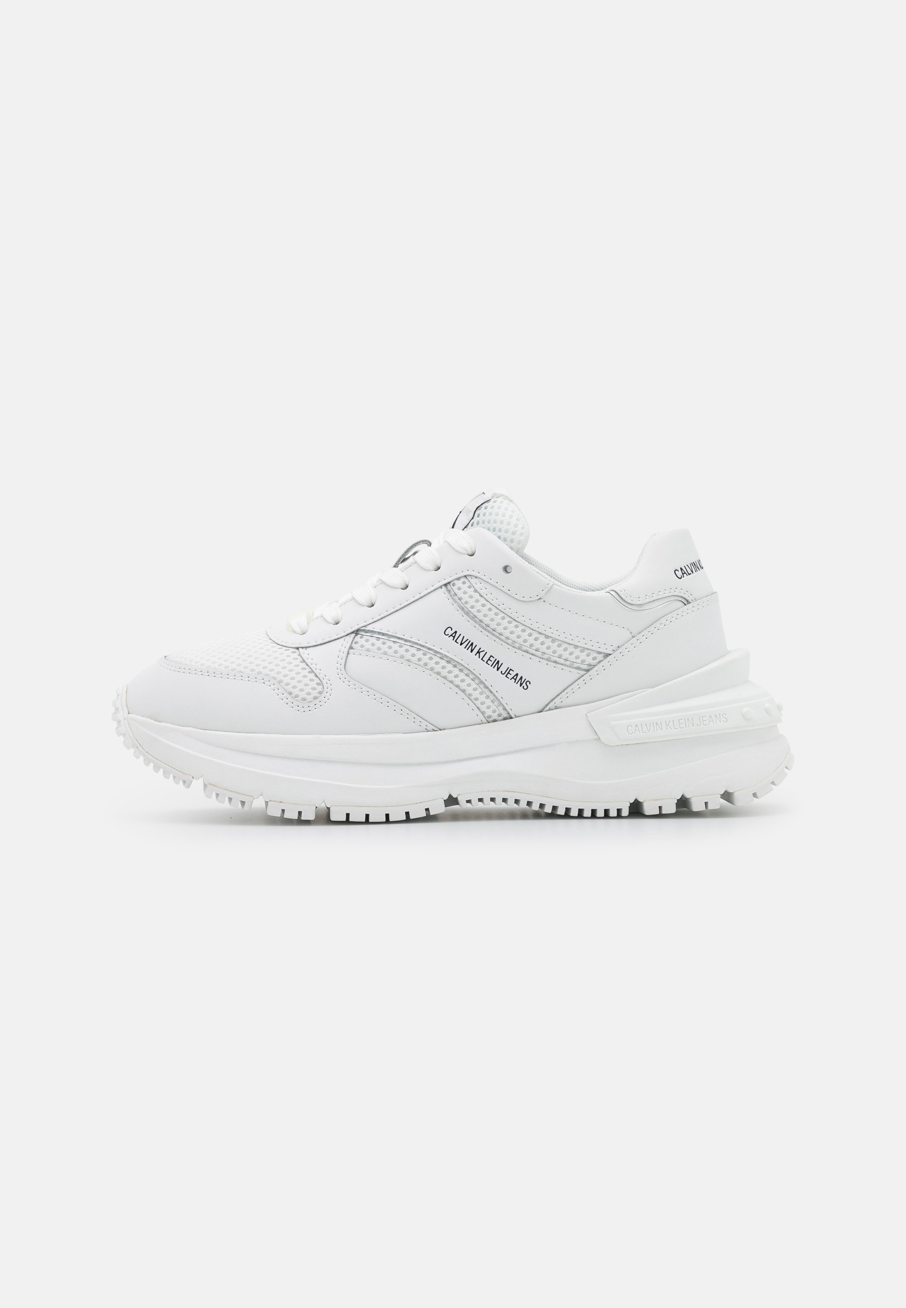 Calvin Klein Jeans CHUNKY SOLE LACEUP PU-PYT PES Valkoinen / Hopea -  Ilmainen toimitus | Spartoo ! - kengät Matalavartiset tennarit Naiset  114,40 €