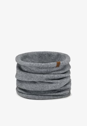 Grijze gebreide infinity-sjaal met een gestructureerde afwerking, voorzien van meerdere plooien en een klein leren label aan de zijkant als detail.