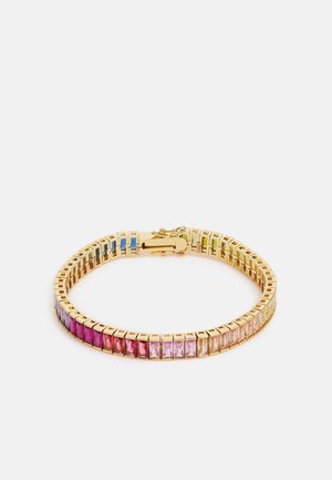 Bracelet en or avec des pierres précieuses rectangulaires multicolores disposées en dégradé du rose au bleu, fixé par un fermoir.