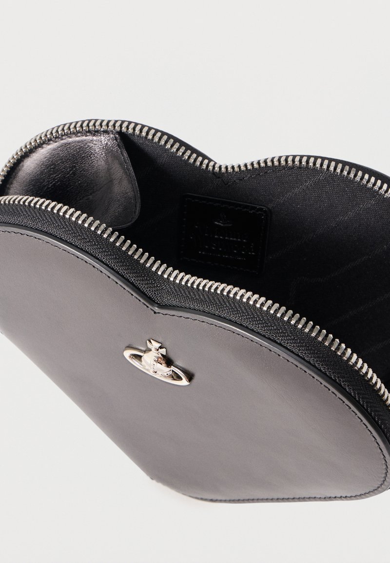 Borsetta in pelle nera con cerniera, logo argento e interno in tessuto nero visibile, mostrata aperta ad un leggero angolo su sfondo bianco.