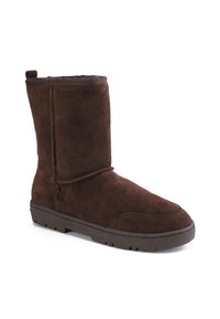 Botas de ante marrón hasta la mitad de la pantorrilla con punta redonda y diseño de costura, que cuentan con una suela de goma texturizada y un tirador en la parte posterior.