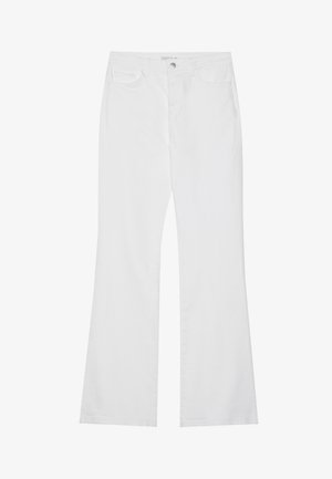 Witte flared jeans van katoenen denim, met twee voorzakken, een rits en een metalen knoop. Glad textuur met minimale details.