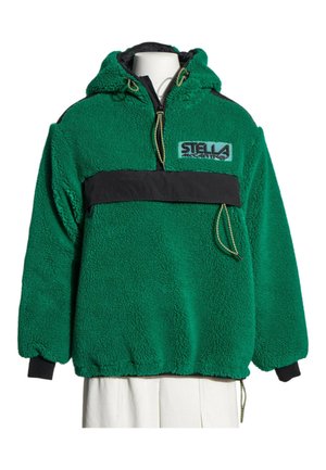 Zielony polarowy pulower z kapturem, czarną kieszenią na piersi, sznurkami i logo Stella McCartney z przodu, prezentowany na białym manekinie.