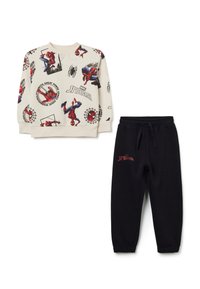 Cremfarbener Sweatshirt mit Spider-Man Grafik, gerippte Bündchen, kombiniert mit schwarzen Jogginghosen, die den roten Text "Spider-Man" auf dem Oberschenkel tragen.