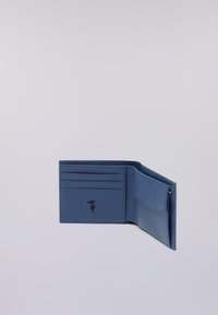 Portafoglio in pelle blu, design a doppia piega, finitura testurizzata, con più scomparti per schede e una tasca risvoltabile. Dettaglio logo nero sul davanti.