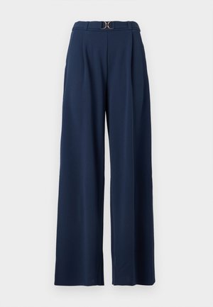 Παντελόνια με φαρδύ πόδι σε ναυτικό μπλε, κατασκευασμένα από λεία ύφασμα με ψηλή μέση και λεπτομέρεια χρυσής αγκράφας στη ζώνη, με πιέτες και πλάγιες σκισμές στο τελείωμα.