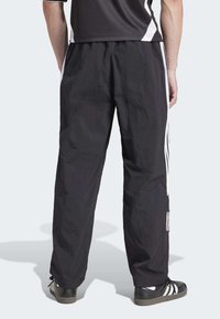 adidas Originals ADIDAS NTS RADIO CARGO - Treniņtērpa apakšdaļas - black