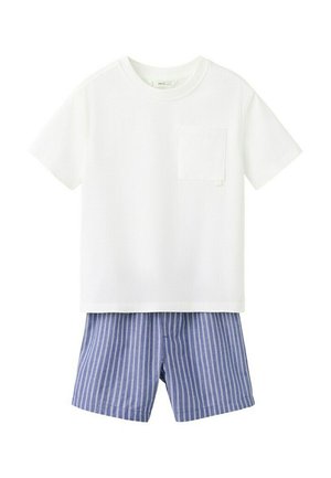 T-shirt blanc à manches courtes avec poche poitrine, associé à un short rayé verticalement bleu et blanc.