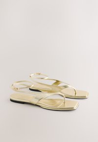 REGULAR FIT-FOREVER COMFORT STRAPPY ANKLE TOE THONG - Ciabatte da mare - gold