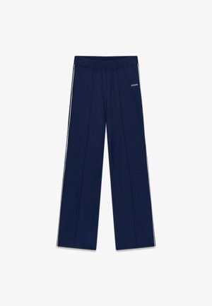 Pantaloni largi bleumarin cu dungi albe laterale și logo-ul „GUESS” pe coapsa stângă superioară, talie elastică și detalii ale cusăturii în față.