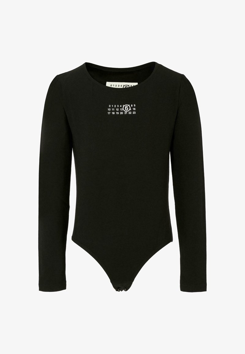 Combinaison noire à manches longues en matière extensible, avec un col rond et un imprimé graphique blanc avec des chiffres près de la poitrine.