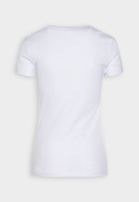 Camiseta de algodón blanca con mangas cortas, un escote redondo y una textura suave. Sin patrones ni acentos visibles. Vista posterior mostrada.