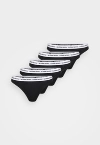 Zwarte katoenen strings met een brede witte tailleband waarop de tekst "BJÖRN BORG" in zwart staat. Vijf paar naast elkaar weergegeven.