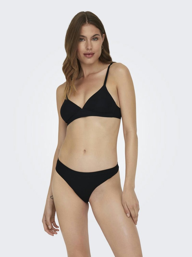 Czarny zestaw bikini z trójkątnym biustonoszem na cienkich ramiączkach oraz klasycznymi majtkami w kształcie trójkąta. Gładki materiał z minimalnymi detalami.