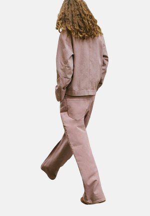 Chaqueta de mezclilla de algodón rosa y pantalones acampanados a juego. La chaqueta tiene un corte recto; los pantalones presentan una cintura media y bolsillos traseros.