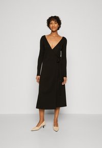 Tommy Hilfiger - WRAP MIDI DRESS - Trikotāžas kleita - black Miniatūras attēls 1