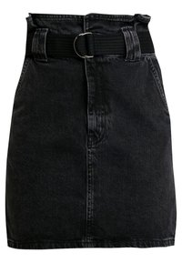 Svart denimkjol med hög midja och papperspåse-liknande midja, samt svart tygbälte som säkras med silver D-ring-spänne.