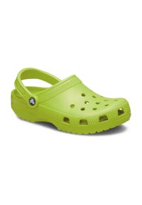 Zuecos verdes brillantes con puntera y laterales cerrados, que cuentan con múltiples orificios de ventilación. Diseño sin cordones con una correa en la parte posterior para un ajuste seguro.
