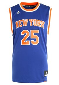 Maillot de basket-ball sans manches bleu avec des bordures orange et blanches, texte « NEW YORK », numéro 25 et logo Adidas sur la poitrine et en bas à droite.
