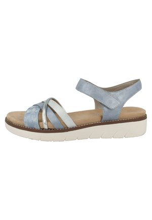 Sandale bleu clair avec des brides croisées, des accents métalliques et une semelle rembourrée. Dispose d'une fermeture à velcro et d'une surface texturée.