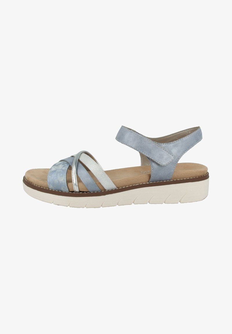 Sandale bleu clair avec des brides croisées, des accents métalliques et une semelle rembourrée. Dispose d'une fermeture à velcro et d'une surface texturée.