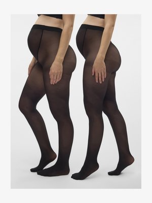 Dvije trudnice stoje jedna pored druge, nose crne prozirne majčinske hulahopke i crne kratke majice na bijeloj pozadini.