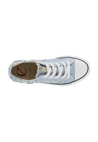 Hellblaue Leinensneaker mit weißen Schnürsenkeln, Gummisohlenkappe und schwarzen Details entlang der Sohle. Verfügt über eine gestickte Kante für Textur.