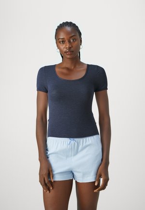 Marinblus med kort ärm i mjukt material och rundad halsringning, tillsammans med ljusblå randiga shorts med elastisk midja och knytband.