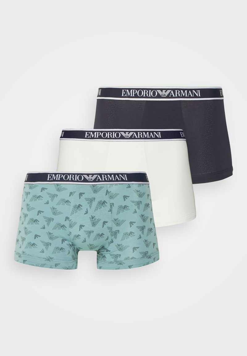 Trois paires de boxers Emporio Armani comprenant une paire bleu clair avec un motif, une paire blanche et une paire bleu foncé. Ceintures élastiques.