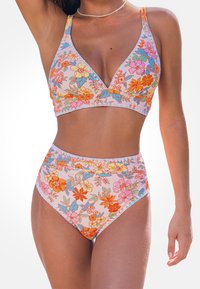 Blumiges Bikini-Set mit pinkem Hintergrund und bunten Blumen, dreieckigem Bralette-Design und hochgeschnittenen Bottoms.