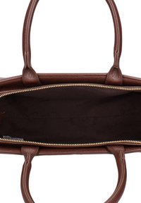 Bruine lederen handtas met twee handvatten, een gouden rits en een donker stoffen interieur met herhalende logopatronen.