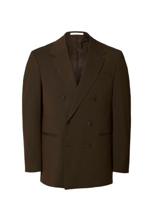 Mørkebrun dobbelspent blazer med spisse slag, seks knapper og to frontlommer på ensfarget hvit bakgrunn.