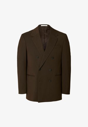 Mørkebrun dobbelspent blazer med spisse slag, seks knapper og to frontlommer på ensfarget hvit bakgrunn.