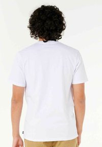 Hvid kortærmet T-shirt lavet af bomuld, med et enkelt snit og ensfarvet rygdesign med en lille logoetiket i kanten.