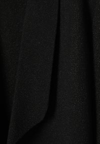 Czarna tkanina o subtelnym połysku i gładkiej teksturze, z miękkimi fałdami i zasłonami, dająca płynny wygląd.