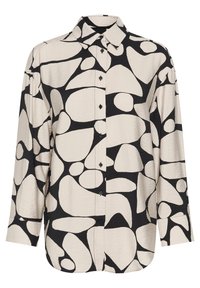 Heled värvusega nööbiga särk, millel on must abstraktne muster, pikad varrukad, terav krae ning mustad nupud otse ees.