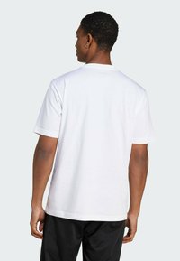 adidas Sportswear CAMOUFLAGE BADGE OF SPORT GRAPHIC - Camiseta estampada - white