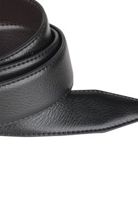 Cinturón de cuero negro con un acabado texturizado, que presenta un extremo afilado y costuras en contraste. El diseño es simple y elegante.