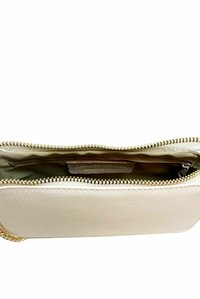 Valkoinen nahkainen laukku kultaisella vetoketjulla ja ketjuhihnalla. Sisäpuolelta löytyy vuorattu osasto, jossa on pieni vetoketjutasku ja kangastunniste.