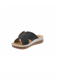 Sandale à talon en suède synthétique noir avec une large bride croisée, un bout arrondi, un détail de boucle ajustable et une semelle compensée marron clair.