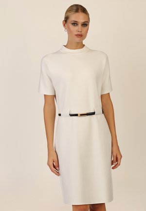 Weißes Kurzarmkleid aus strukturiertem Stoff mit rundem Halsausschnitt und einem schwarzen Gürtel mit goldener Akzentuierung in der Taille.