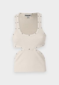 Camiseta de tirantes de color crema con acanalados que presenta grandes tachuelas plateadas redondas en el escote y cortes en los laterales, con un diseño ajustado y color sólido.
