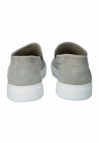 Graue Wildleder-Slipper mit einer weißen Gummisohle. Sie verfügen über eine glatte Oberfläche, dezente Markenverzierung an der Ferse und eine abgerundete Form.
